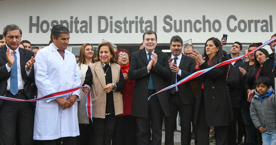 Zamora entregoacute viviendas e inauguroacute obras en el Hospital y el edificio de una escuela en Suncho Corral