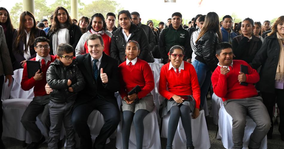 Zamora entregoacute viviendas e inauguroacute obras en el Hospital y el edificio de una escuela en Suncho Corral