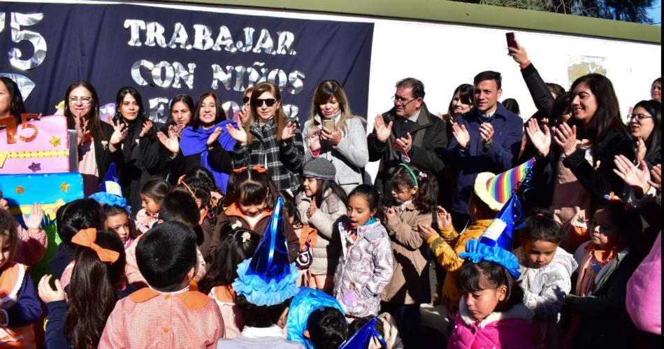 El Jardiacuten Despertar de Fernaacutendez festejoacute los 75 antildeos de su fundacioacuten