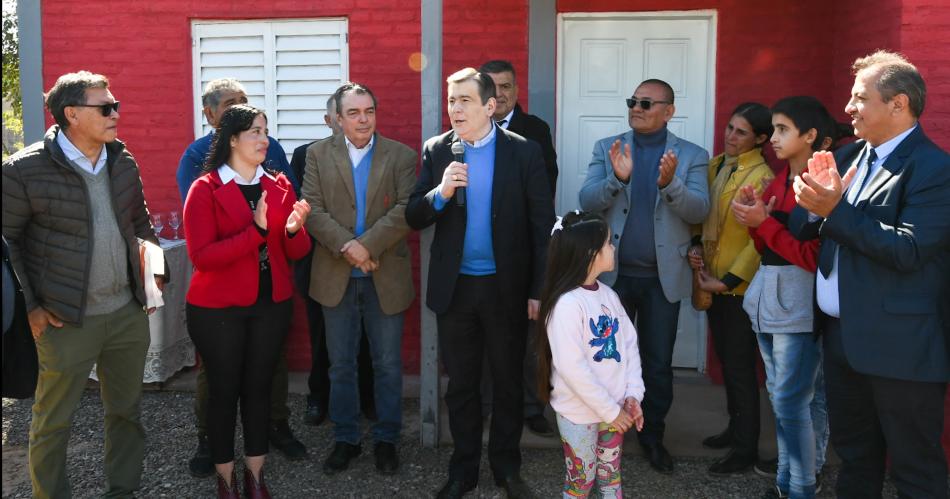 Zamora entregoacute viviendas e inauguroacute y una obra que garantiza el suministro de agua en Tintina