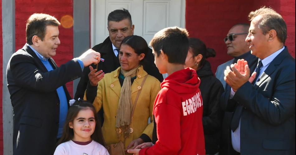 Zamora entregoacute viviendas e inauguroacute y una obra que garantiza el suministro de agua en Tintina