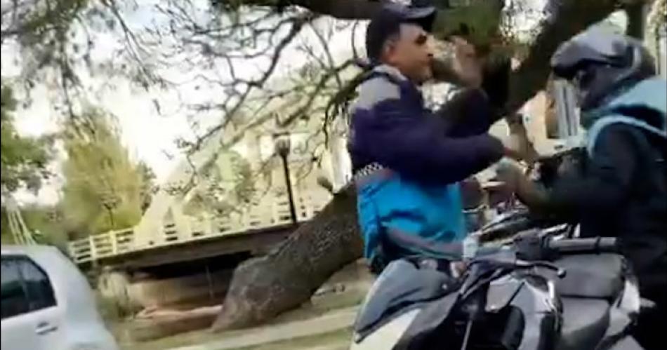 VIDEO- Brutal pelea entre un motociclista y un inspector de traacutensito