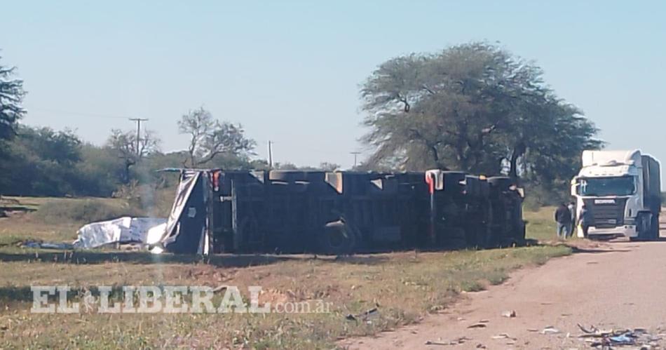 Conductor ebrio cruzoacute de carril chocoacute con un camioacuten y provocoacute su vuelco