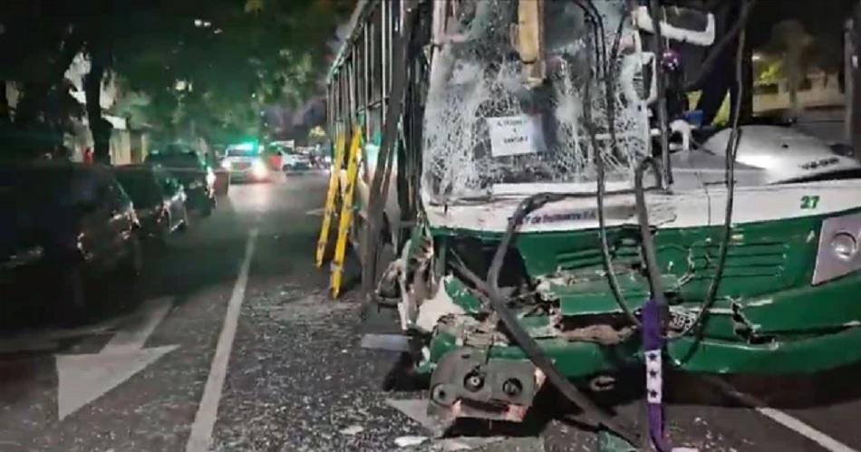 Impactante choque de dos colectivos dejoacute 17 heridos