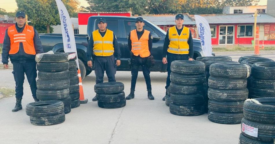 Secuestran neumaacuteticos que eran transportados en una 4x4