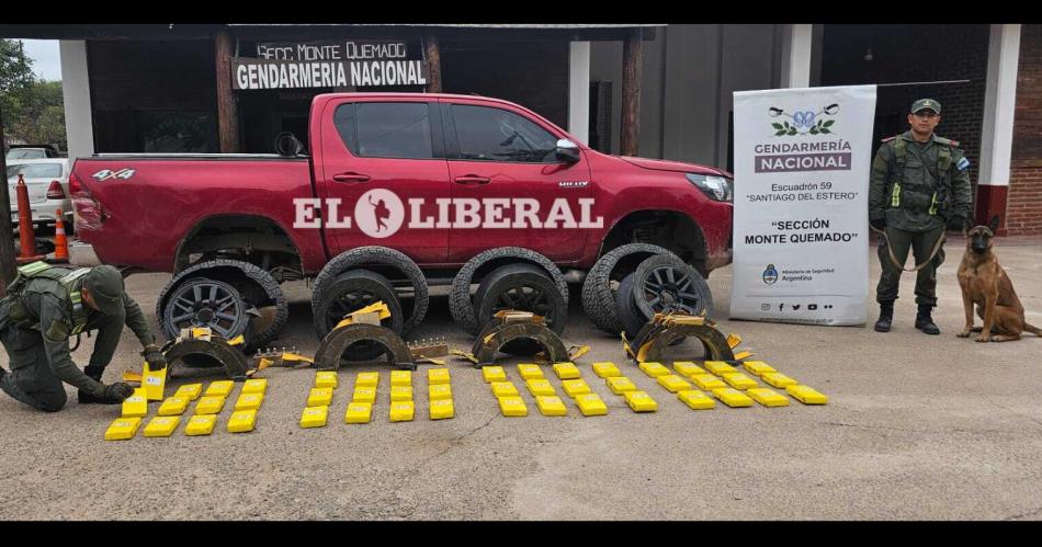 Monte Quemado- secuestran 50 kilos de cocaiacutena que eran transportados en una 4X4