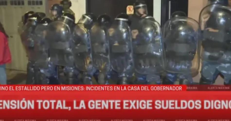 Escaacutendalo en Misiones- marcharon a la casa del gobernador y hubo represioacuten