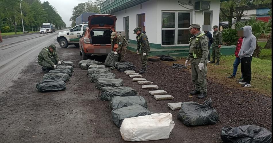 Gendarmeriacutea incautoacute 210 kilos de marihuana y detuvo a tres personas