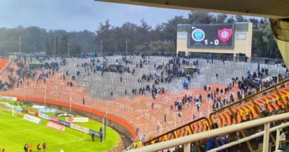 La violencia reaparecioacute en Mendoza- se suspendioacute Godoy Cruz-San Lorenzo 