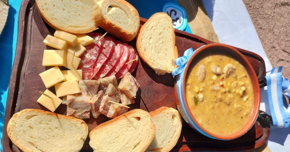 FOTOS  Asiacute se vivioacute el IX Concurso Nacional de asado con cuero y locro