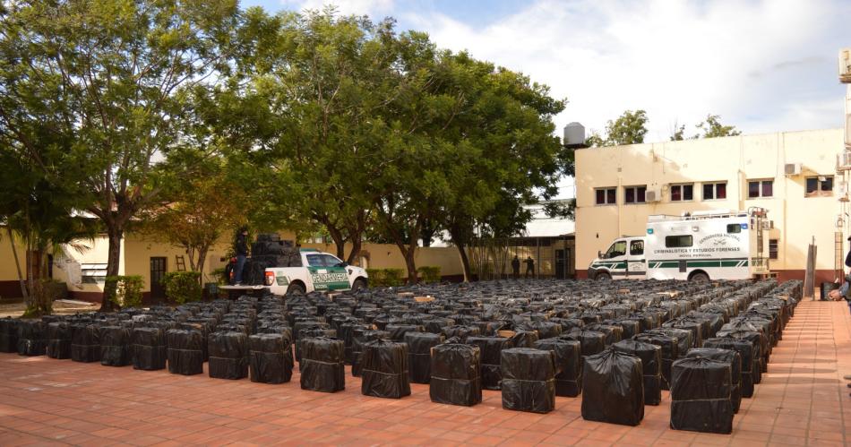 Decomisan 200000 paquetes de cigarros de contrabando trasladados en un camioacuten paraguayo