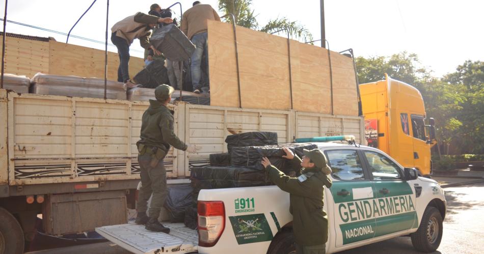 Decomisan 200000 paquetes de cigarros de contrabando trasladados en un camioacuten paraguayo