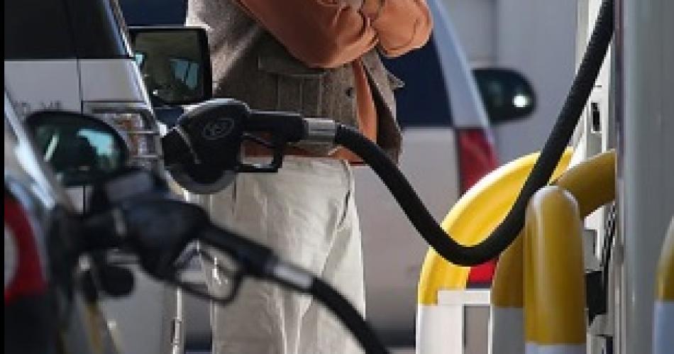 El Gobierno define si aplica desde el 16 un alza en el precio de combustibles