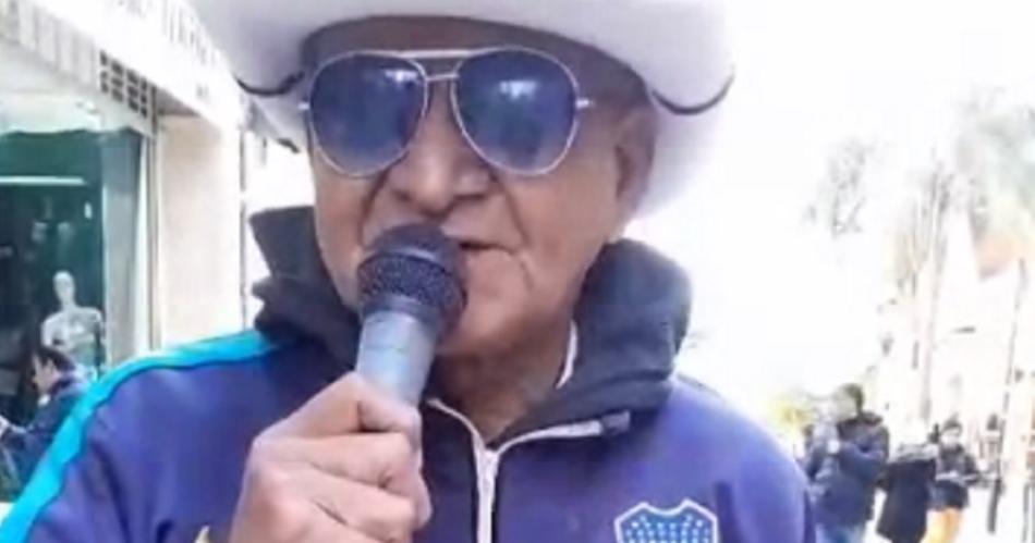 VIDEO- Fanaacutetico de Koly Arce hizo sentir a todo volumen su muacutesica en las peatonales santiaguentildeas