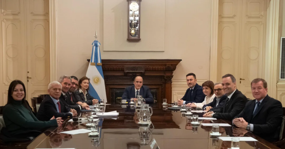 Francos encabezoacute su primera reunioacuten formal con Gabinete reducido