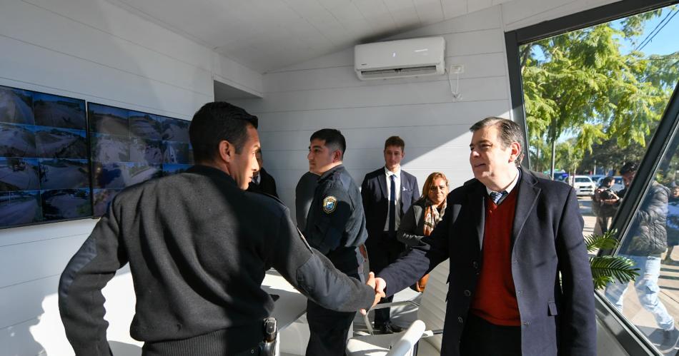 Zamora inauguroacute obras en una planta potabilizadora una sala de monitoreo policial y entregoacute viviendas sociales en Quimiliacute