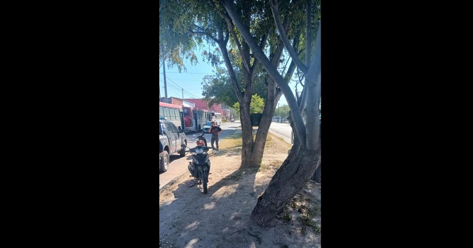 Joven perdioacute el control de su motocicleta y se estrelloacute contra un aacuterbol