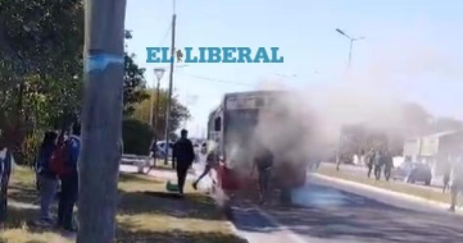 Bdeg Autonomiacutea- un colectivo se prendioacute fuego en pleno recorrido y causoacute paacutenico en los pasajeros