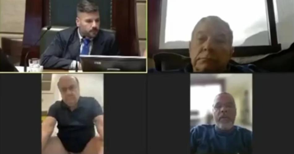 VIDEO- concejal brasilentildeo fue captado sentado en el inodoro durante sesioacuten virtual