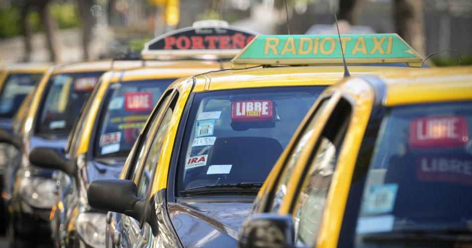 VIDEO  Pintildea va pintildea viene- dos taxistas se agarraron a trompadas en plena calle