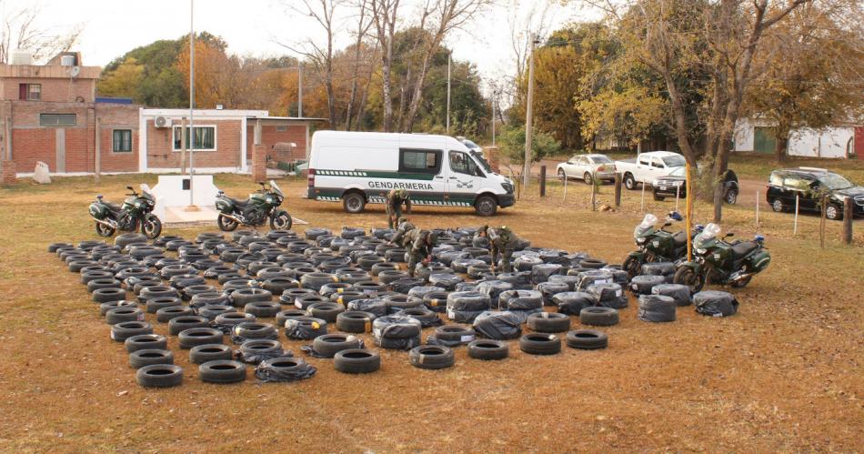 Gendarmeriacutea detuvo un camioacuten que trasladaba maacutes de 300 neumaacuteticos de contrabando