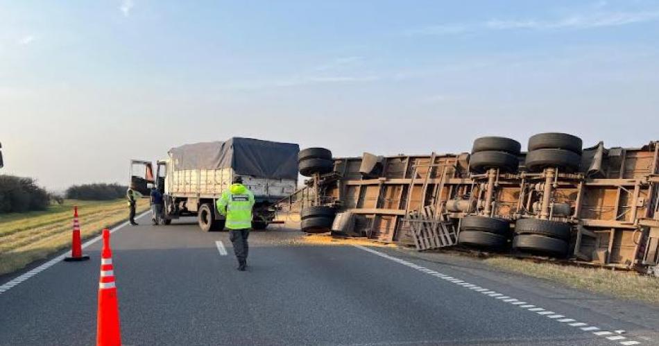 Ruta 9- camionero ebrio quiso esquivar un control y volcoacute toda su carga