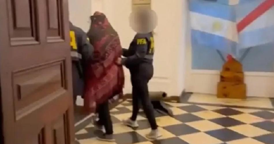 Horror- Una mujer abusaba de su hija la filmaba y difundiacutea las imaacutegenes en Internet