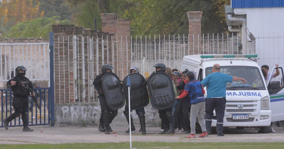 VIDEO  Disturbios pedradas y el enojo de los hinchas de Sarmiento al ser goleado por Central Argentino