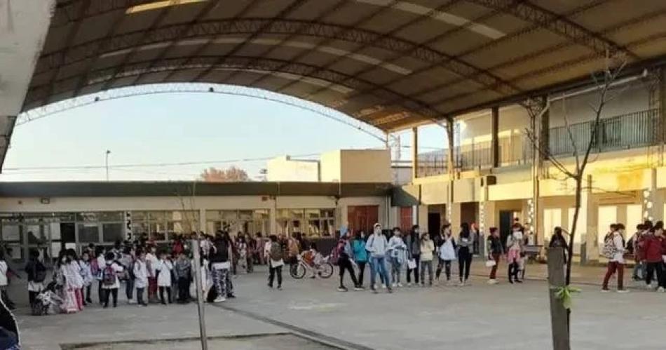 Se cayoacute una reja en una escuela y golpeoacute a ocho alumnos