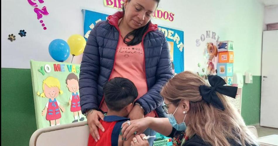 Vacunaron a nintildeos y adultos en el Jardiacuten Duende Travieso