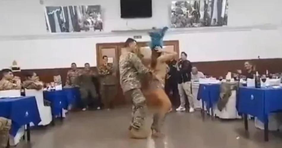 VIDEO  Diacutea del Padre escandaloso- en la Fuerza Aeacuterea festejaron como si fuera un cabaret