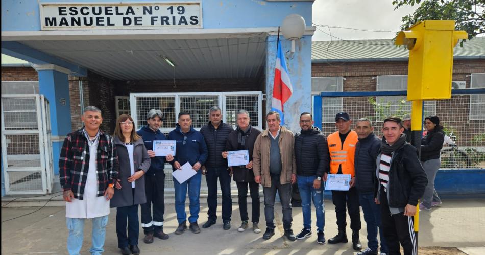 San Pedro de Guasayaacuten instaloacute su primer semaacuteforo y es para una escuela