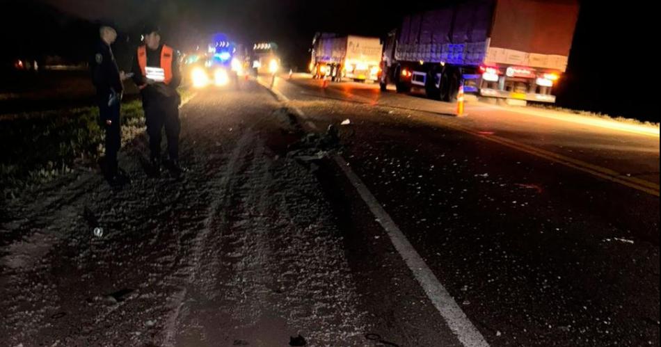 Motociclista se salvoacute de milagro al ser embestido por un camioacuten