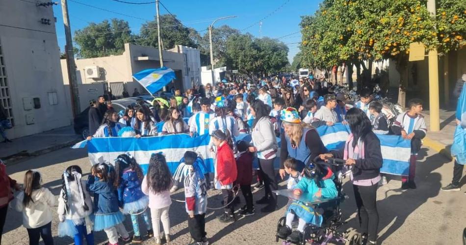 El Instituto Barbieri hizo sentir la Bandereada Celeste y Blanca