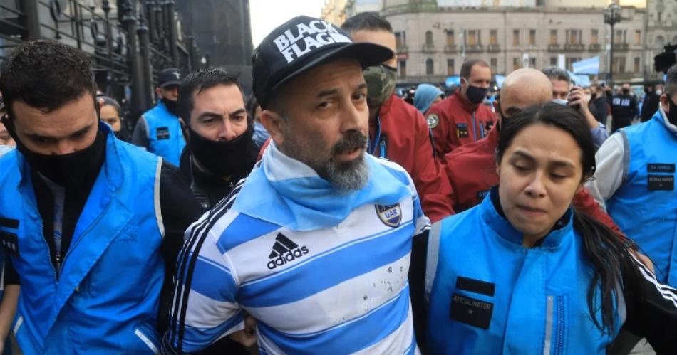 Uno de los detenidos durante los desmanes cerca del Congreso (Foto NA)