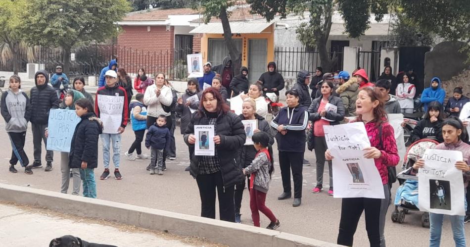 MANIFESTACIÓN- Familiares y amigos del adolescente en reclamo de justicia el lunes cerca del mediodía