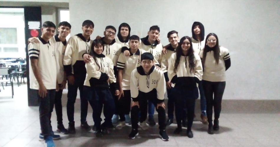 Alumnos de la Fundacioacuten Cultural La Brasa presentaron sus buzos de egresados