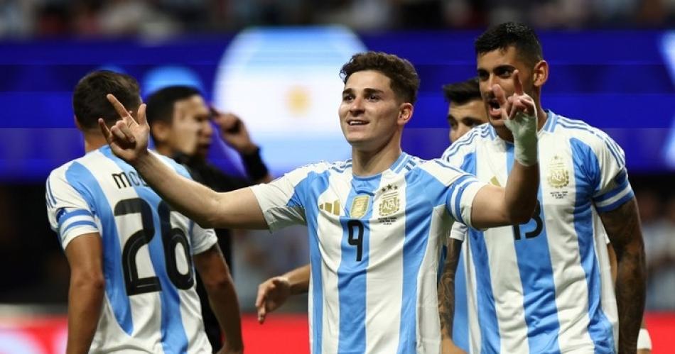 Argentina derrotoacute a Canadaacute y comenzoacute la Copa Ameacuterica con el pie derecho