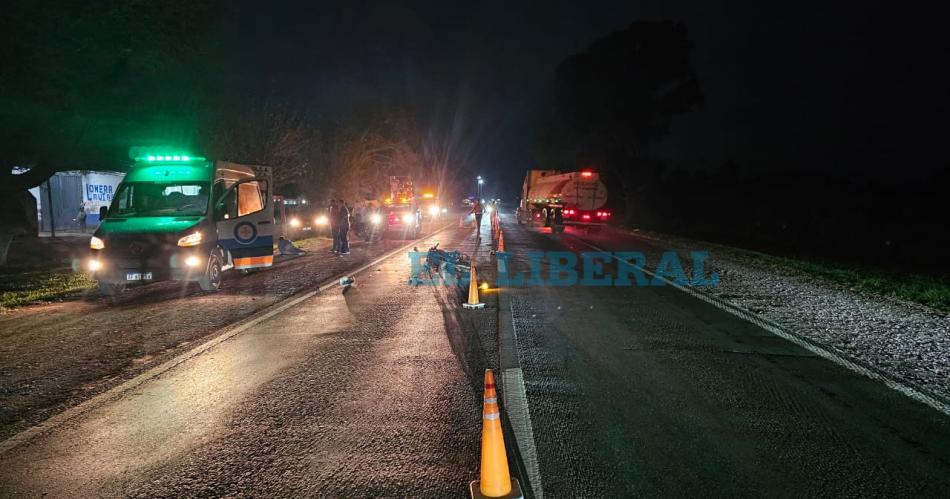 Fuerte choque frontal entre moto y auto dejoacute un herido