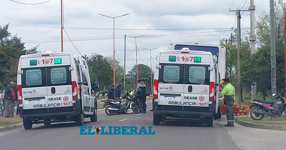 Viajaban dos adultos y dos menores en una moto se distrajeron y chocaron a un colectivo en el Bdeg Autonomiacutea