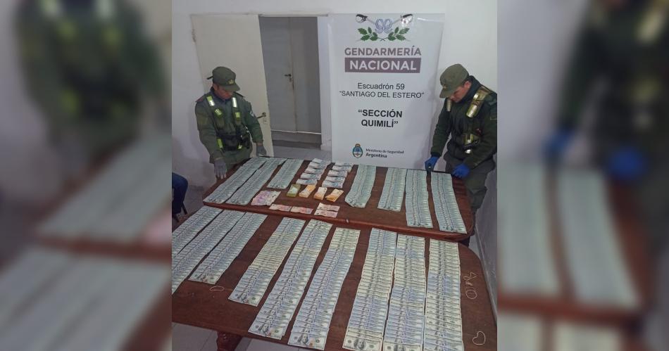 Ocultaban bajo la palanca de cambios de un vehiacuteculo 54 mil doacutelares y 10 millones de pesos entre sus pertenencias