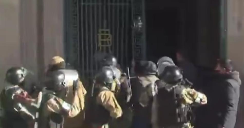 VIDEO  El momento en que militares ingresaron por la fuerza a la Casa de Gobierno en Bolivia