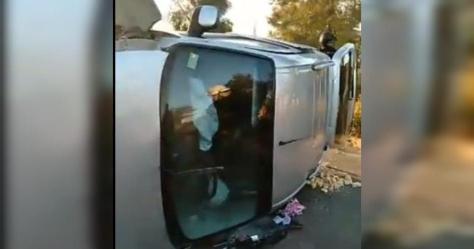 Un motociclista ebrio chocoacute con un auto que volcoacute tras el impacto