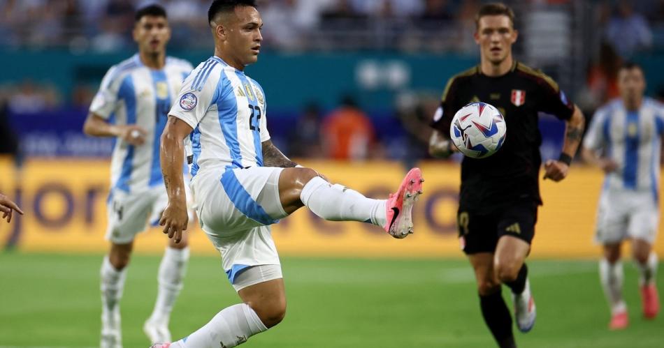 Doblete de Lautaro Martiacutenez para que Argentina clasifique primera en su grupo