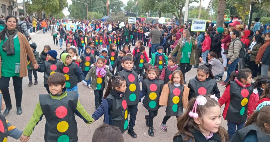 Por un nuevo aniversario de Quimiliacute hubo inauguraciones protocolar y desfile de instituciones