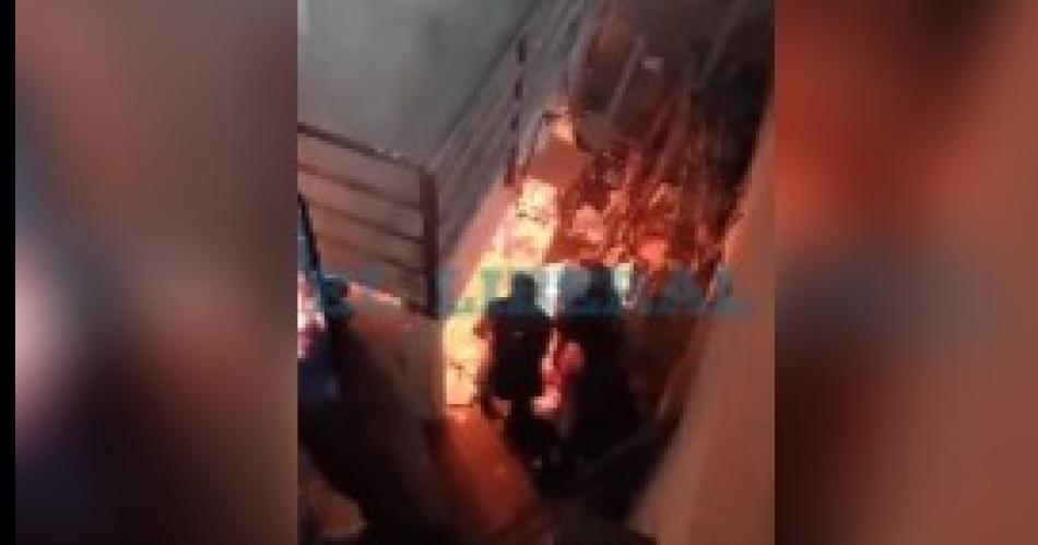 VIDEO  Paacutenico en un colegio bandentildeo por un voraz incendio