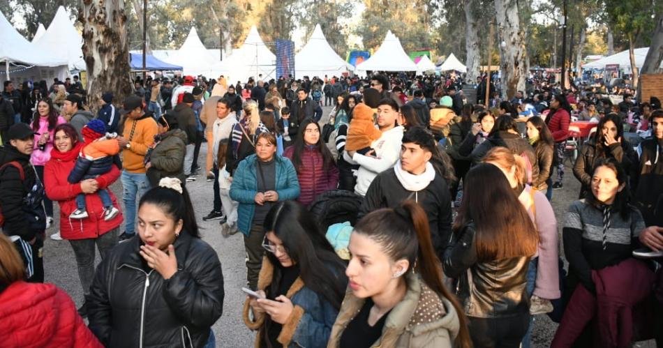 Otro diacutea de concurrencia masiva a la Feria Artesanal organizada por la Municipalidad