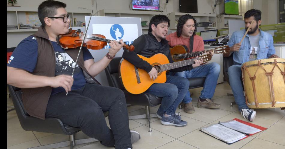 Muacutesicos en la Marcha de las Cuerdas y Fuelles