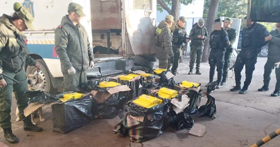 Gendarmeriacutea detuvo a Policiacuteas que transportaban 420 kilos de cocaiacutena en vehiacuteculo oficial