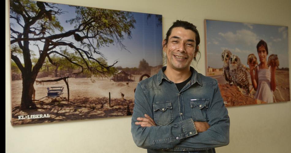 La Feria Artesanal con muacutesicos locales santiaguentildeidad al palo